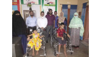 চাঁপাইনবাবগঞ্জে প্রতিবন্ধীদের হুইল চেয়ার প্রদান