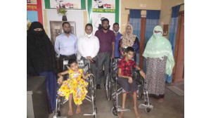 চাঁপাইনবাবগঞ্জে প্রতিবন্ধীদের হুইল চেয়ার প্রদান