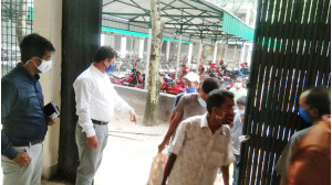 ডিসি অফিসে ভিড় জমানো অভাবি মানুষের মাঝে খাদ্য  বিতরণ করলেন   জেলা প্রশাসক 