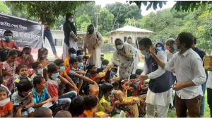 সুবিধা বঞ্চিত ও পথশিশুদের মাঝে খাবার ও মাস্ক দিল ওয়েল ফেয়ার ক্লাব