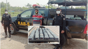 শিবগঞ্জের বালিয়াদিঘী এলাকা থেকে ফেন্সিডিলসহ ১জনকে গ্রেফতার করেছে র‌্যাব