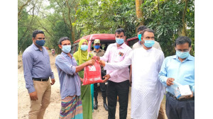 নারায়নপুর ইউনিয়নের ৫নং ওয়ার্ডের বন্যার্তদের মাঝে ত্রাণ বিতরণ 