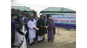 বালিয়াডাঙ্গা ইউনিয়নের  মানপুর সল্লা গ্রাম আশ্রয়ণ প্রকল্পের দরিদ্রদের  আর্থিক সহায়তা