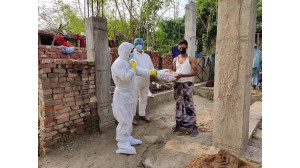 টাকা ও ফলমূল নিয়ে করোনা পজিটিভদের বাড়িতে সদর ইউএনও আলমগীর হোসেন