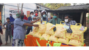 আনোয়ার অটো রাইস মিলের নিজস্ব উদ্যোগে কর্মহীনদের মাঝে খাদ্য সামগ্রী বিতরণ