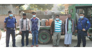 বিসিক শিল্পনগরীতে ট্রাক থেকে তেল চুরির সময় আটক-৪ 