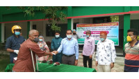 চাঁপাই নিউজ ডটকমে সংবাদ প্রকাশ- জেলা প্রশাসকের হস্তক্ষেপে অবশেষে শ্রমিকরা পেলেন অনুদান