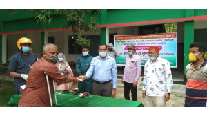 চাঁপাই নিউজ  ডটকমে সংবাদ প্রকাশ- জেলা প্রশাসকের হস্তক্ষেপে অবশেষে শ্রমিকরা পেলেন অনুদান