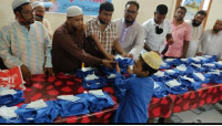 আমরা ৯৩ বন্ধুদের উদ্দ্যোগে ইয়াতিম খানায়  নতুন পোশাক ও খাবার বিতরন