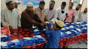 আমরা ৯৩ বন্ধুদের উদ্দ্যোগে ইয়াতিম খানায়  নতুন পোশাক ও খাবার বিতরন