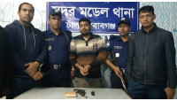  অস্ত্র ও বিস্ফোরক মামলার আসামি বোমা বাবু পিস্তলসহ পুলিশের হাতে গ্রেপ্তার