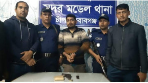  অস্ত্র ও বিস্ফোরক মামলার আসামি বোমা বাবু পিস্তলসহ পুলিশের হাতে গ্রেপ্তার
