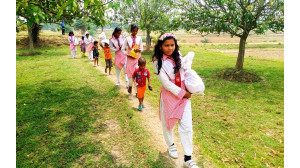 বাবুডাইং আদিবাসী আলোর পাঠশালার শিক্ষার্থীদের খাদ্য সহায়তা