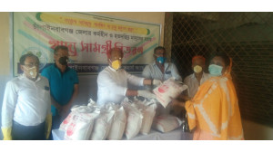 চাঁপাইনবাবগঞ্জ চেম্বারের কর্মহীনদের মাঝে খাদ্য সামগ্রী বিতরণ