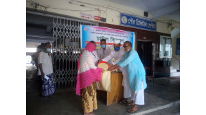 চাঁপাইনবাবগঞ্জ পৌরসভার ব্যবস্থাপনায় ১ হাজার পরিবারের মাঝে সরকারী ত্রাণের চাল বিতরণ