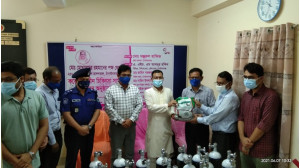 সদর হাসপাতালে অক্সিজেন সিলিন্ডারসহ চিকিৎসা সামগ্রী দিলেন মুখলেসুর রহমান