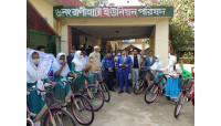 চাঁপাইনবাবগঞ্জে দরিদ্র মেধাবী ছাত্রীদের বাই সাইকেল বিতরণ