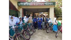 চাঁপাইনবাবগঞ্জে দরিদ্র মেধাবী ছাত্রীদের বাই সাইকেল বিতরণ