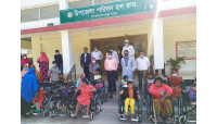 চাঁপাইনবাবগঞ্জে প্রতিবন্ধীদের মাঝে হুইল চেয়ার ও শিক্ষা বৃত্তি প্রদান 