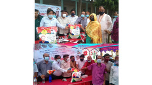 চাঁপাইনবাবগঞ্জ পৌরসভার ৭,৮ও ৯নং ওয়ার্ডে এরফান গ্রুপের ঈদ সামগ্রী ও খাদ্যসহায়তা বিতরণ