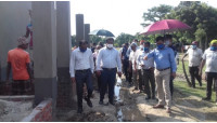 গোমস্তাপুরে প্রধানমন্ত্রীর উপহারের বাড়ি পরিদর্শন করলেন জেলা  প্রশাসক মঞ্জুরুল হাফিজ