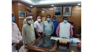 খাদ্যমন্ত্রী সাধন চন্দ্র মজুমদারের সাথে এরফান আলীর মতবিনিময়