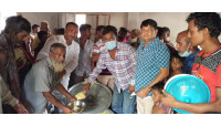 আশুরা উপলক্ষে পিটিআই বস্তিতে খিচুড়ি বিতরণ করলেন সামিউল হক লিটন