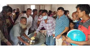 আশুরা উপলক্ষে পিটিআই বস্তিতে খিচুড়ি বিতরণ করলেন সামিউল হক লিটন