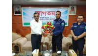 রাজশাহী রেঞ্জের ডিআইজি আব্দুল বাতেনকে ফুলেল শুভেচ্ছা জানালেন ডিসি-এসপি