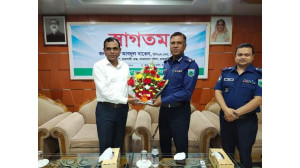রাজশাহী রেঞ্জের ডিআইজি আব্দুল বাতেনকে ফুলেল শুভেচ্ছা জানালেন ডিসি-এসপি