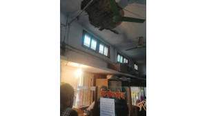 চাঁপাইনবাবগঞ্জ পোস্ট অফিসের ভেতরের ছাদের পলেস্তার খসে পড়েছে। ঝুঁকির মধ্যে  অফিস স্টাফ ও গ্রাহক