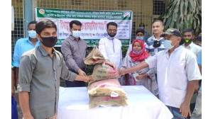 চাঁপাইনবাবগঞ্জ সদর উপজেলায় বিনামূল্যে সার ও বীজ বিতরণ