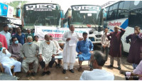 চাঁপাইনবাবগঞ্জে দূরপাল্লার বাস খুলে দেওয়ার দাবিতে  পরিবহন শ্রমিকদের অবস্থান 