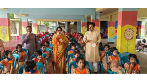 এতিম শিশুদের নিয়ে ঈদের আনন্দ ভাগাভাগি করলেন জেলা প্রশাসক  মঞ্জুরুল হাফিজ ও তাঁর পরিবারবর্গ