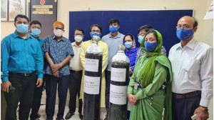সদর হাসপাতালের করোনা ইউনিটে ডা. গোলাম রাব্বানী ও সেলিনা বিশ্বাসের  অক্সিজেন সিলিন্ডার প্রদান