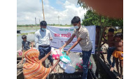 দুর্লভপুর ইউনিয়নে  বন্যা দূর্গত এলাকায়   ডা. ফাহাদ আকিদ রেহমানের  খাদ্য সামগ্রী ও ঔষধ বিতরণ 