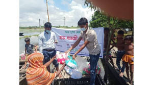 দুর্লভপুর ইউনিয়নে  বন্যা দূর্গত এলাকায়   ডা. ফাহাদ আকিদ রেহমানের  খাদ্য সামগ্রী ও ঔষধ বিতরণ 