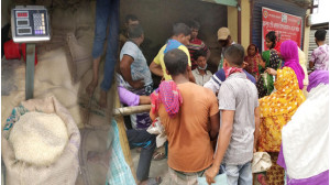 গোমস্তাপুরে খাদ্য বান্ধব  কর্মসূচীতে নিম্নমানের চাল বিতরনের অভিযোগ