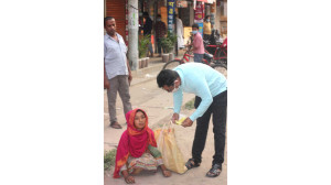 ভ্রাম্যমান  অসহায়, নিম্নবিত্তদের মাঝে জেলা প্রশাসকের আর্থিক সহায়তা ও খাদ্য সামগ্রী বিত‌রণ  