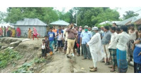 গোমস্তাপুরে  উপজেলা প্রশাসনের নদীভাঙ্গন এলাকা পরিদর্শন