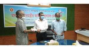 করোনা পরিস্থিতিতে সাংবাদিকদের কল্যাণ ট্রাস্টের অনুদান প্রদান