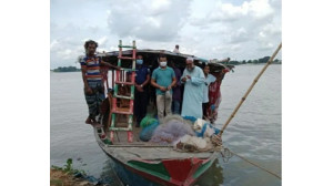 মহানন্দায় লাখ টাকার কারেন্ট জাল ধ্বংস