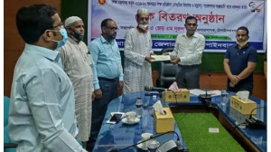 চাঁপাইনবাবগঞ্জে ১০টি উচ্চ বিদ্যালয় ও মাদ্রাসায় ৬ লক্ষাধিক টাকার চেক বিতরণ