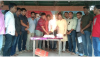  শেখ রাসেলের জন্মদিন উপলক্ষে জেলা যুবলীগের বঙ্গবন্ধু মঞ্চে  কেক কেটে জন্মদিন  পালন