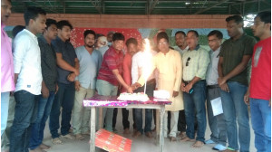  শেখ রাসেলের জন্মদিন উপলক্ষে জেলা যুবলীগের বঙ্গবন্ধু মঞ্চে  কেক কেটে জন্মদিন  পালন