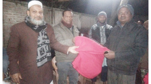 পরিবহন শ্রমিকদের মাঝে পৌরসভার কম্বল বিতরণ