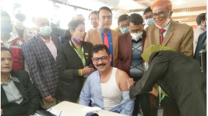 ডিসি মঞ্জুরুল হাফিজকে দিয়ে চাঁপাইনবাবগঞ্জে উদ্বোধন  হল করোনা ভ্যাকসিন প্রদান কর্মসূচী