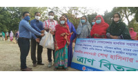 চাঁপাইনবাবগঞ্জে প্রধানমন্ত্রী শেখ হাসিনার পক্ষ থেকে ত্রান বিতরণ