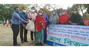চাঁপাইনবাবগঞ্জে প্রধানমন্ত্রী শেখ হাসিনার পক্ষ থেকে ত্রান বিতরণ