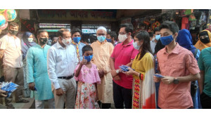 করোনা প্রতিরোধে চাঁপাইনবাবগঞ্জ জেলা প্রশাসনের মাস্ক বিতরণ